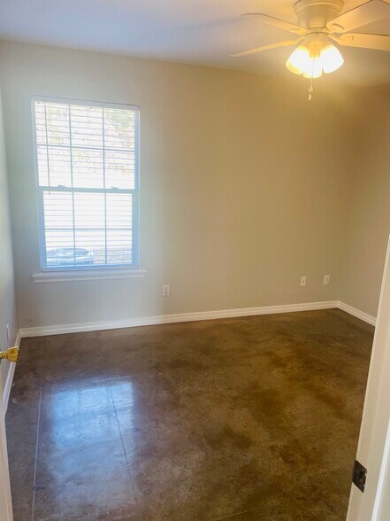 Building Photo - 126 Peavine Rd