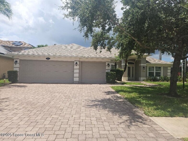 3 Car Garage - 2074 Botanica Cir