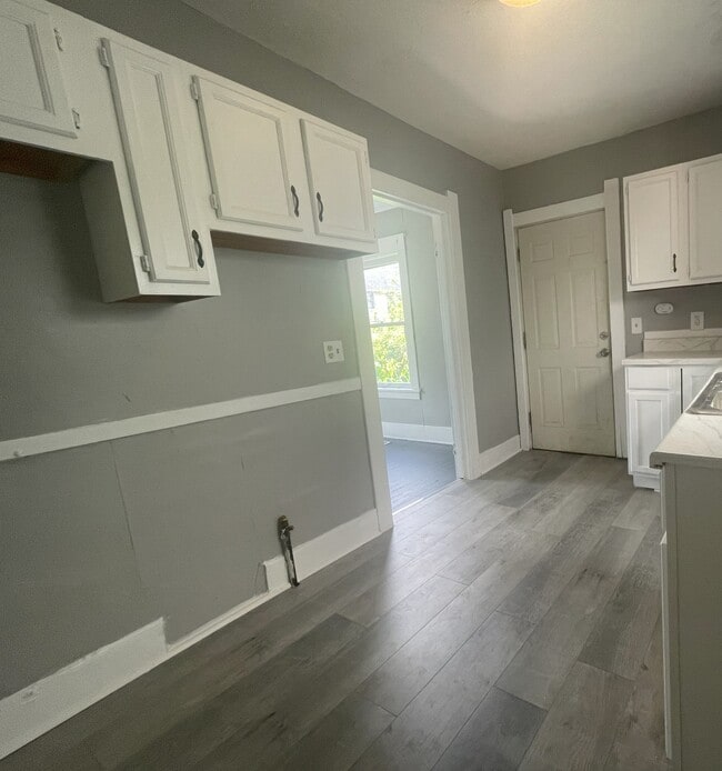 Building Photo - 554 Lucas St