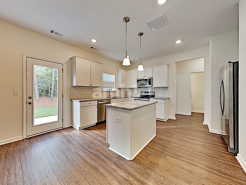 Building Photo - 441 Camp dr