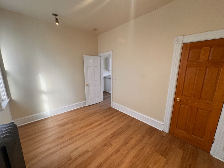 Building Photo - 2112 W Greenfield Ave