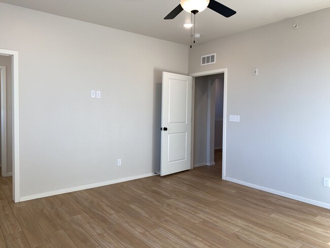 Building Photo - Stylish Second-Floor Condo w/ Two-Car Garage