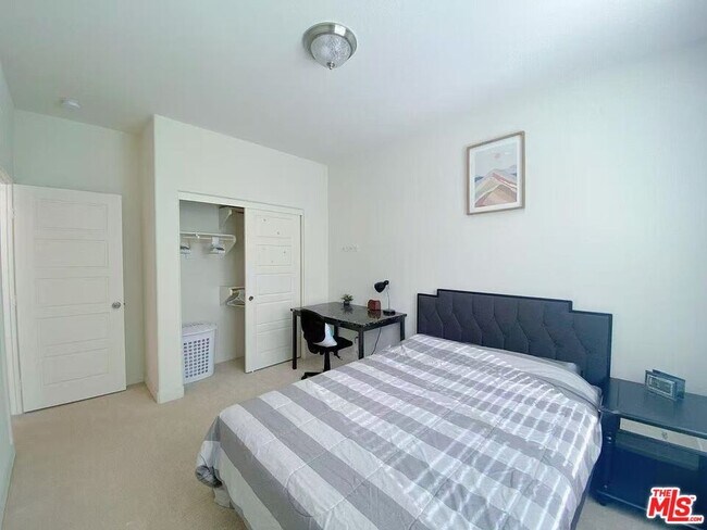 Building Photo - 13 Bedford Ct