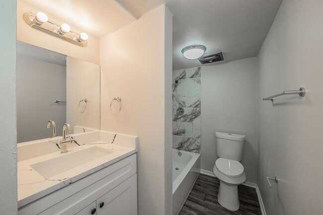 Building Photo - Charming first-floor efficiency! Heritage House Apartment