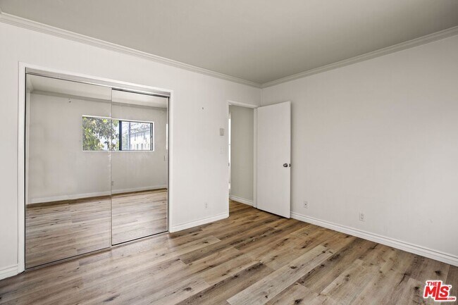 Building Photo - 1033 6th St