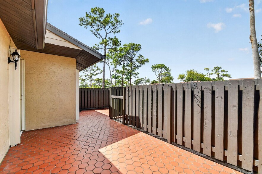 Building Photo - 704 Sunny Pine Way