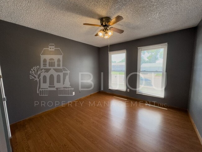 Building Photo - Large Main Level Living