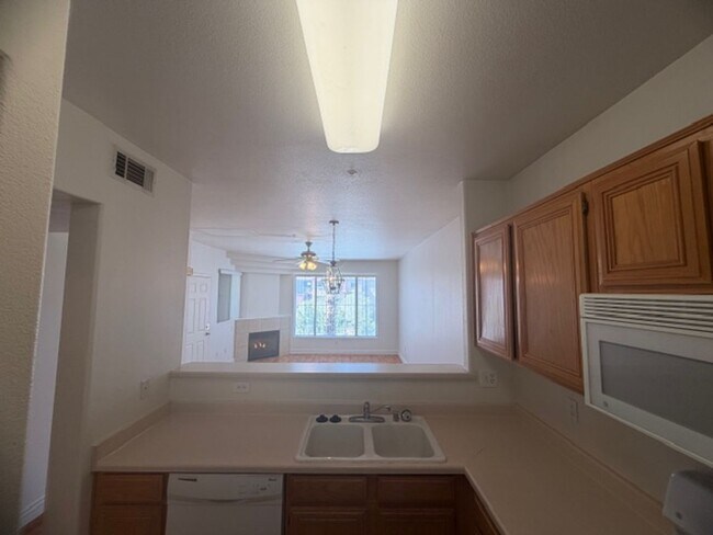 Building Photo - COZY 1 BED CONDO FEATURING A DETACHED 1 CAR GARAGE