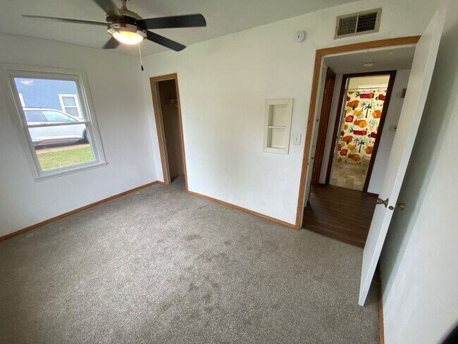 Building Photo - 3006 S Summit Ave