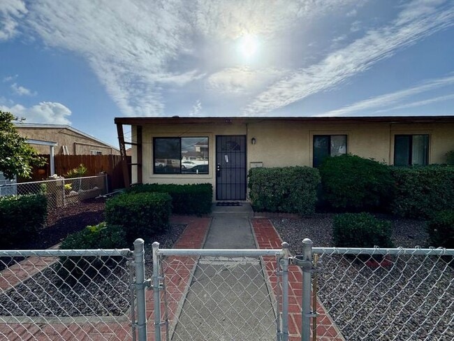 Building Photo - Charming 2-Bedroom Duplex in Bay Ho!