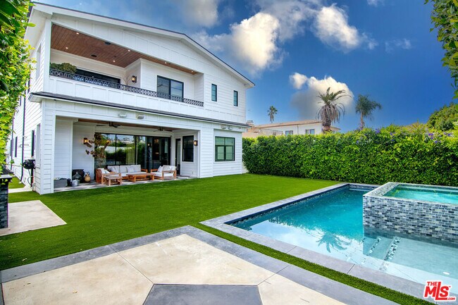 Building Photo - 418 N Poinsettia Pl