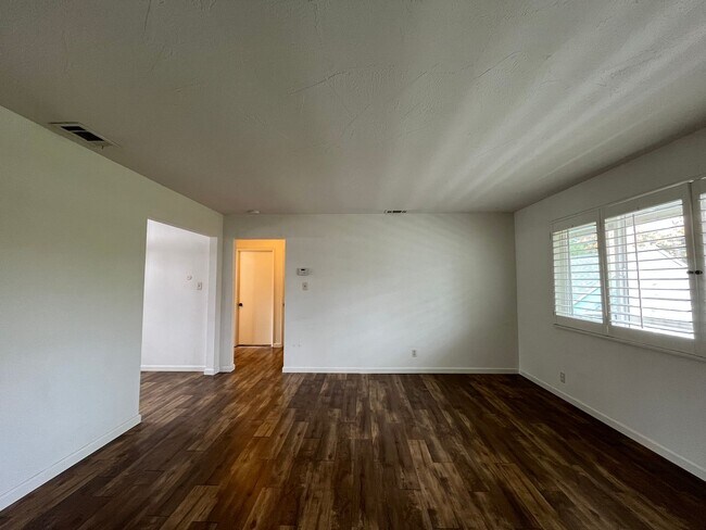 Building Photo - 1805 Oak St