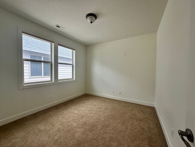 Building Photo - Spacious 3 Bedroom + Bonus Room , club, Across from Park!
