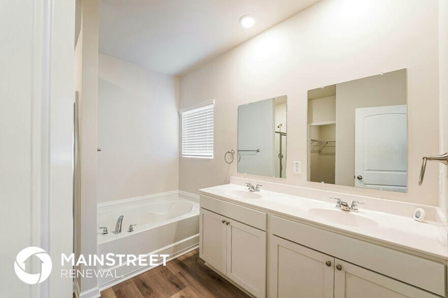 Building Photo - 5630 Post Oak Trl