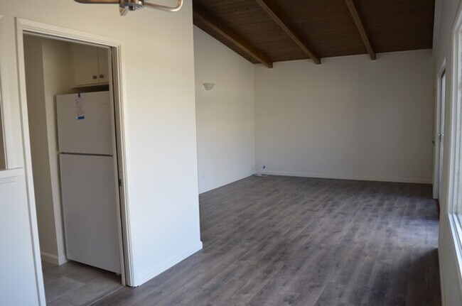 Building Photo - 639 Howland Dr