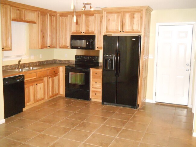 Building Photo - 3 Bedroom Home in Hahira!