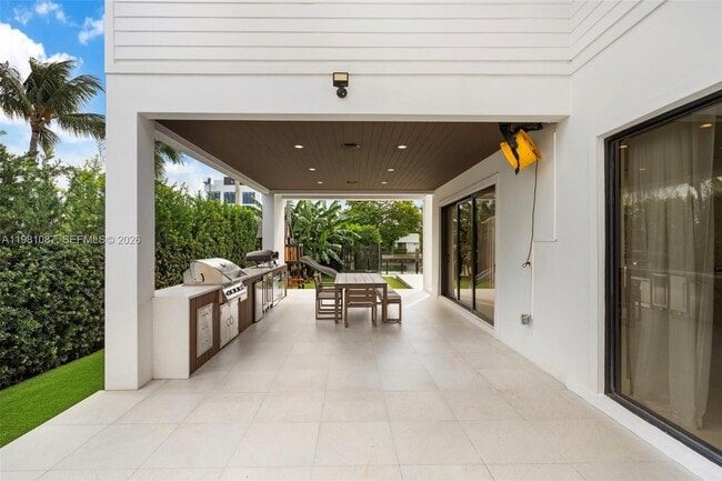 Building Photo - 710 S Shore Dr