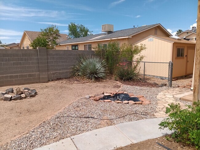 Building Photo - Stunning 4-bedroom, 2.5-bathroom home in R...