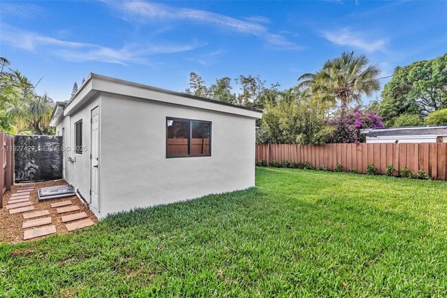 Building Photo - 1123 NE 1st Ave.