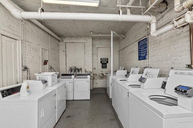 Building Photo - 1 bedroom in Chicago IL 60640