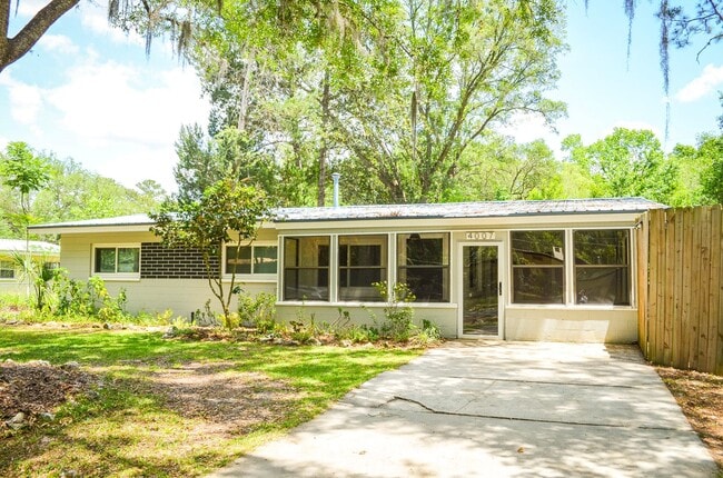 Building Photo - Hazel Heights 3 bedroom 2 bath concrete bl...