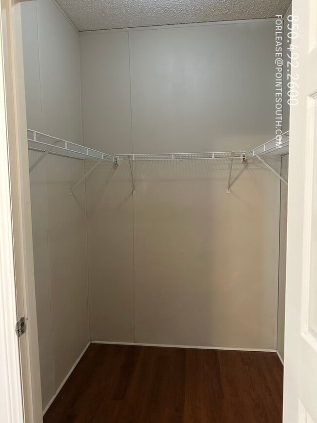 Building Photo - 832 Cross St