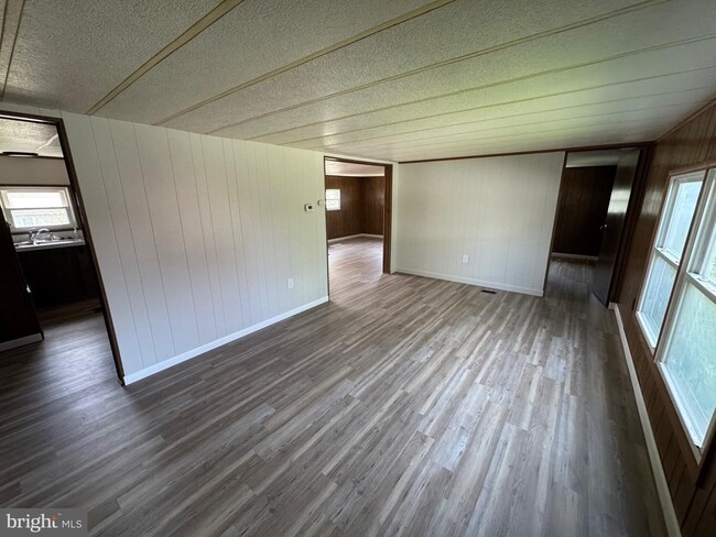 Building Photo - Coming Soon - 3 Bedroom 1.5 Bath Home - Hi...