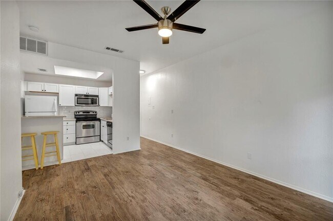 Building Photo - 806 W 24th St