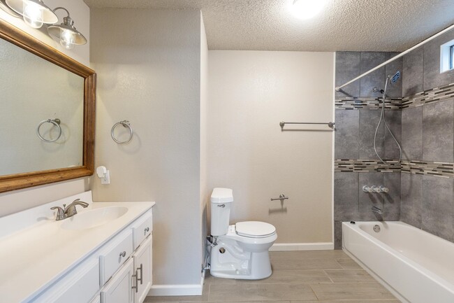 Building Photo - 400 N River Oaks Dr