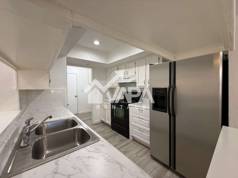 Building Photo - 6731 Cypress Lake Dr