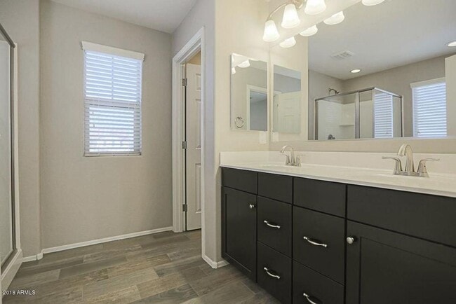 Building Photo - Stunning 3 bedroom plus Den with 2.5 bathrooms. Come, show & rent today!!!  End property!!!  Good...