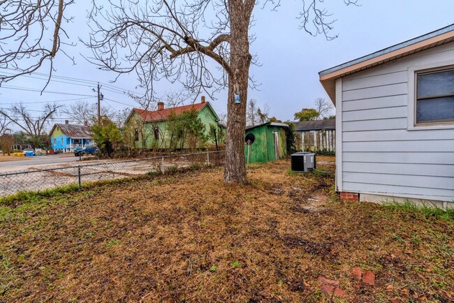 Building Photo - PRICE REDUCED- $995 - Cute 3 Bed/2 Bath Si...