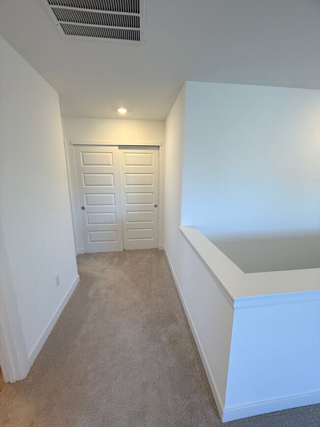 Building Photo - 1046 Elmwood Ln