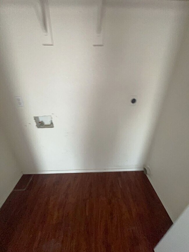 Building Photo - AVAILABLE NOW! Pets Allowed!