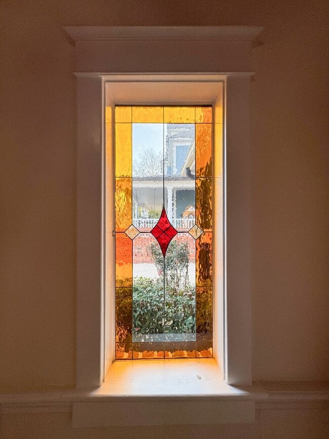 Building Photo - Stunning 4 Bed 4 Bath Haymount Home