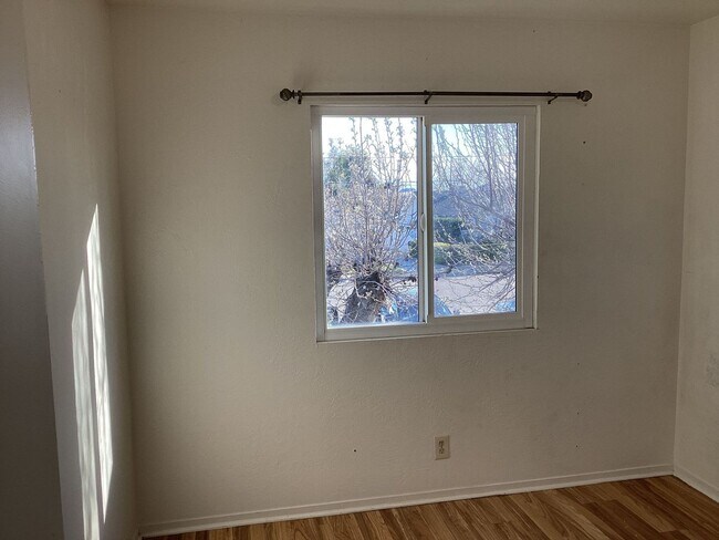 Building Photo - NOW AVAILABLE!! 2 BEDROOM 1.5 BATH GUSTINE APARTMENT