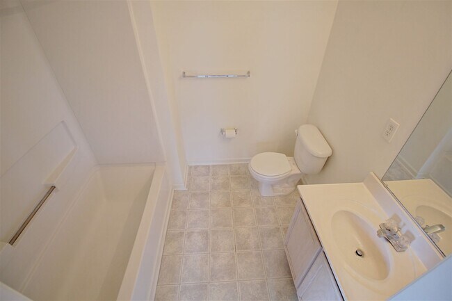 Building Photo - Private Room and Bathroom in Spacious 4 Be...