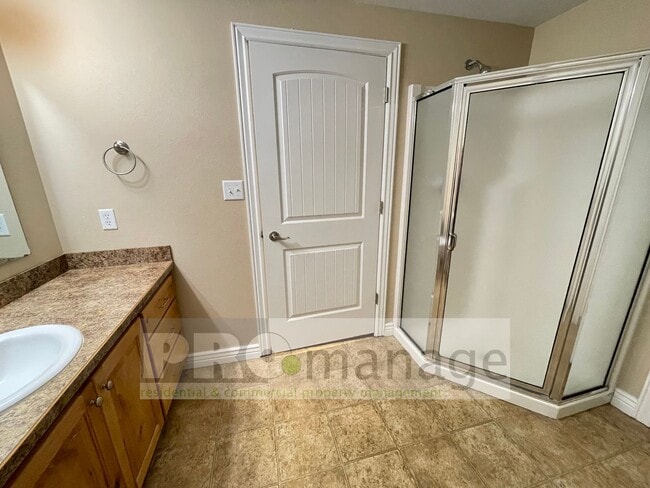 Building Photo - 4 Bed, 3 Bath Town Home w/ 2 Car Garage - ...