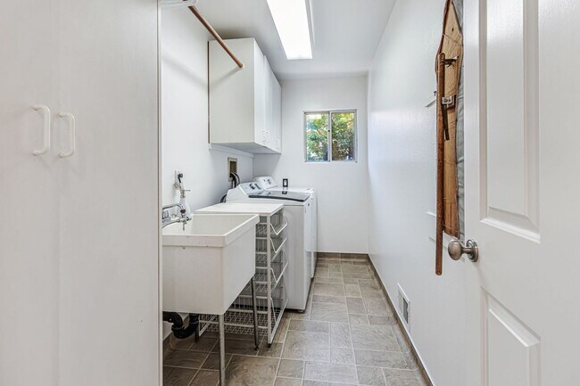 Building Photo - Spacious Saratoga Home with Great Outdoor ...