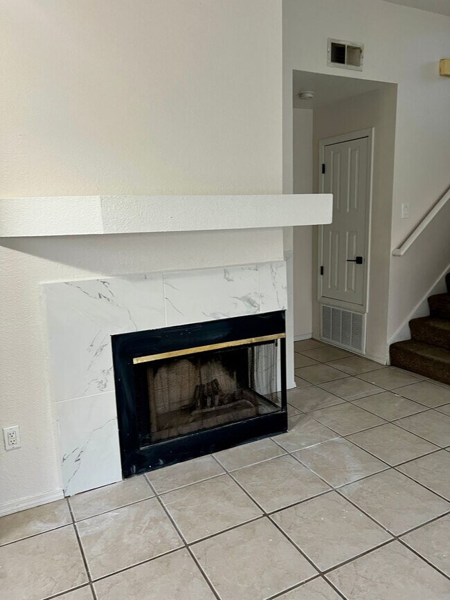 Building Photo - **MOVE IN READY** Beautiful Three-Bedroom ...