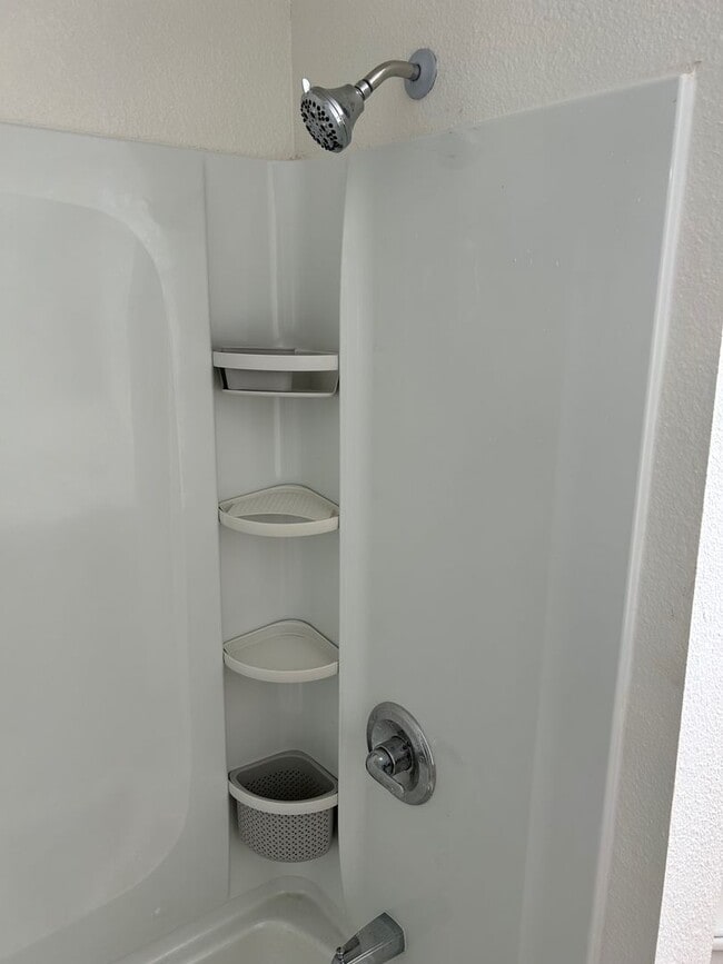 Building Photo - $300 OFF FIRST MONTH'S RENT! Completely Remodeled Home with Bonus Room in Klamath Falls