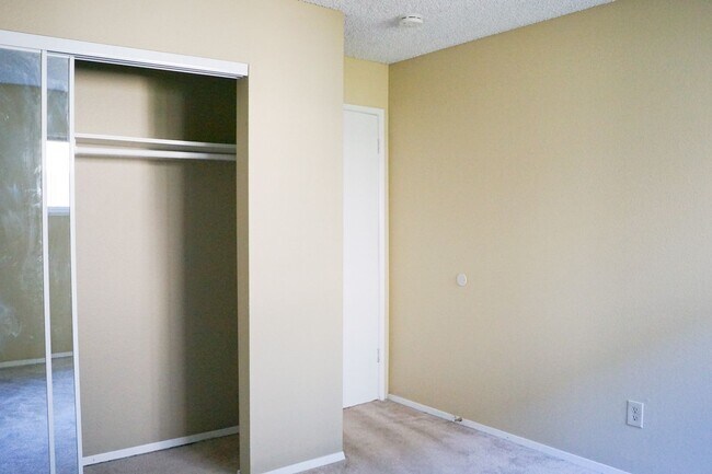 Building Photo - Close-in SE: Garden Level 1 Bdr w/ DW, Private Patio, & Parking!