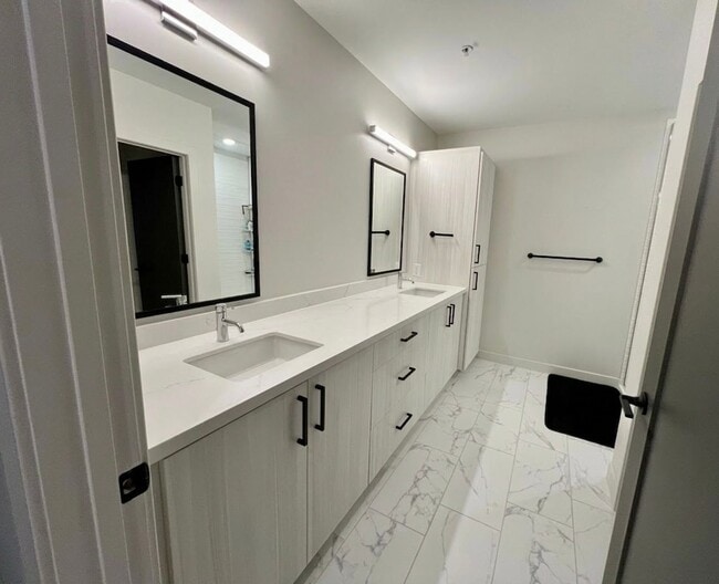 Building Photo - Modern Condo on West Side of Manhattan!