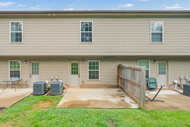 Building Photo - 148 Center Pointe Dr