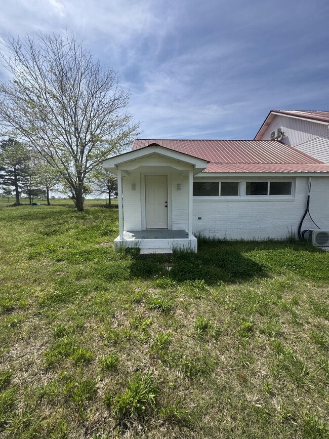 Building Photo - "Charming 2-Bedroom Duplex Retreat on Everett Road Unit B – 2 Full Baths and 1155 Sq Ft of Comfor...