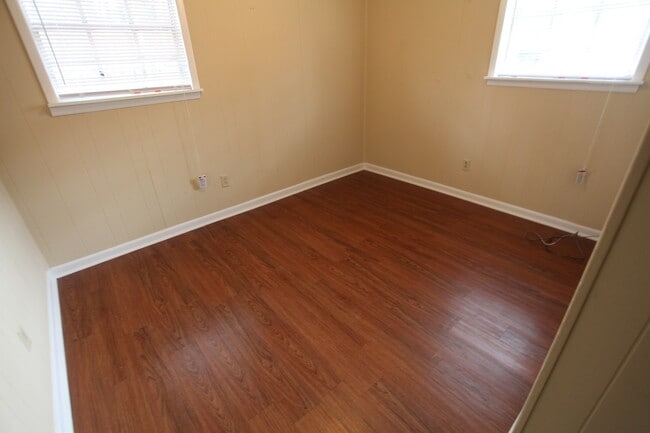 Building Photo - Charming 3BR/1BA Duplex in Convenient Location
