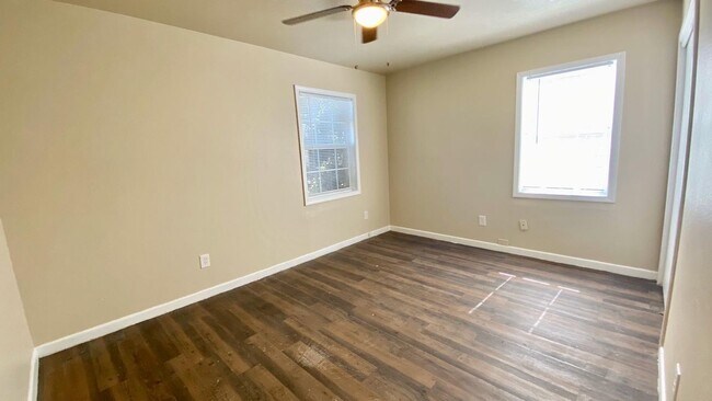 Building Photo - $0 First Month's Rent / $0 Deposit at Move-in