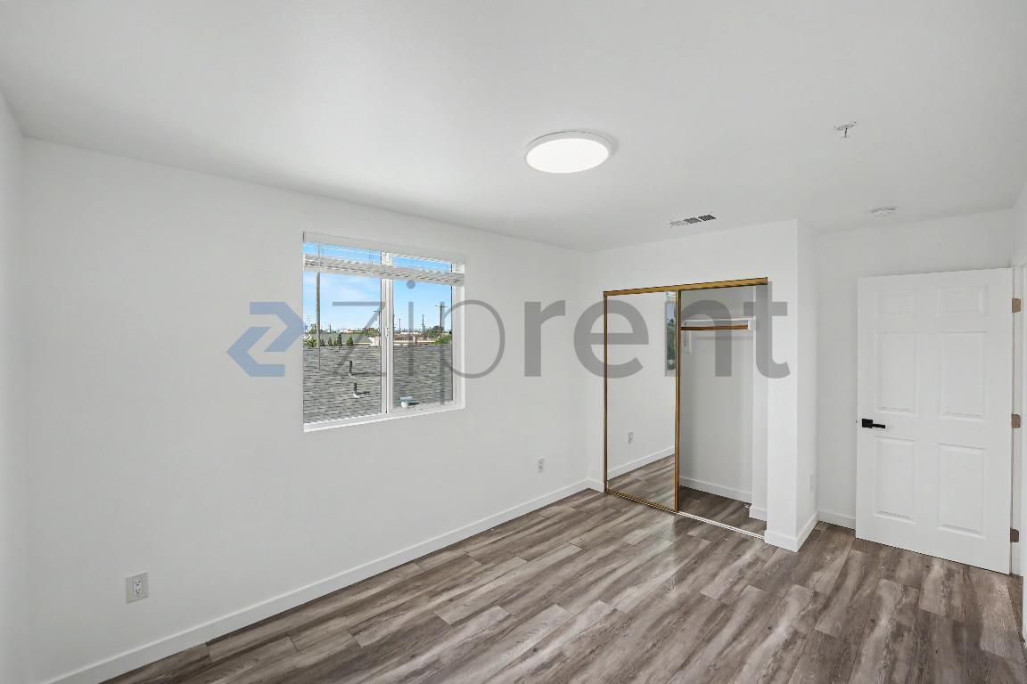Building Photo - Unit