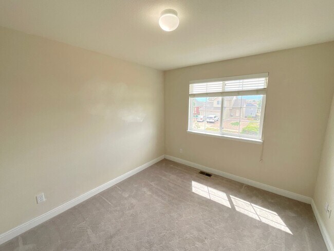 Building Photo - 3 Bedroom Home Available Near Stetson Hill...