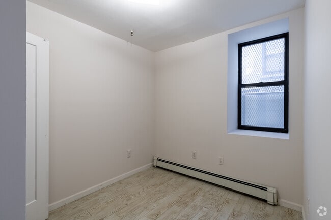 Interior Photo - 6 Saint Nicholas Ter